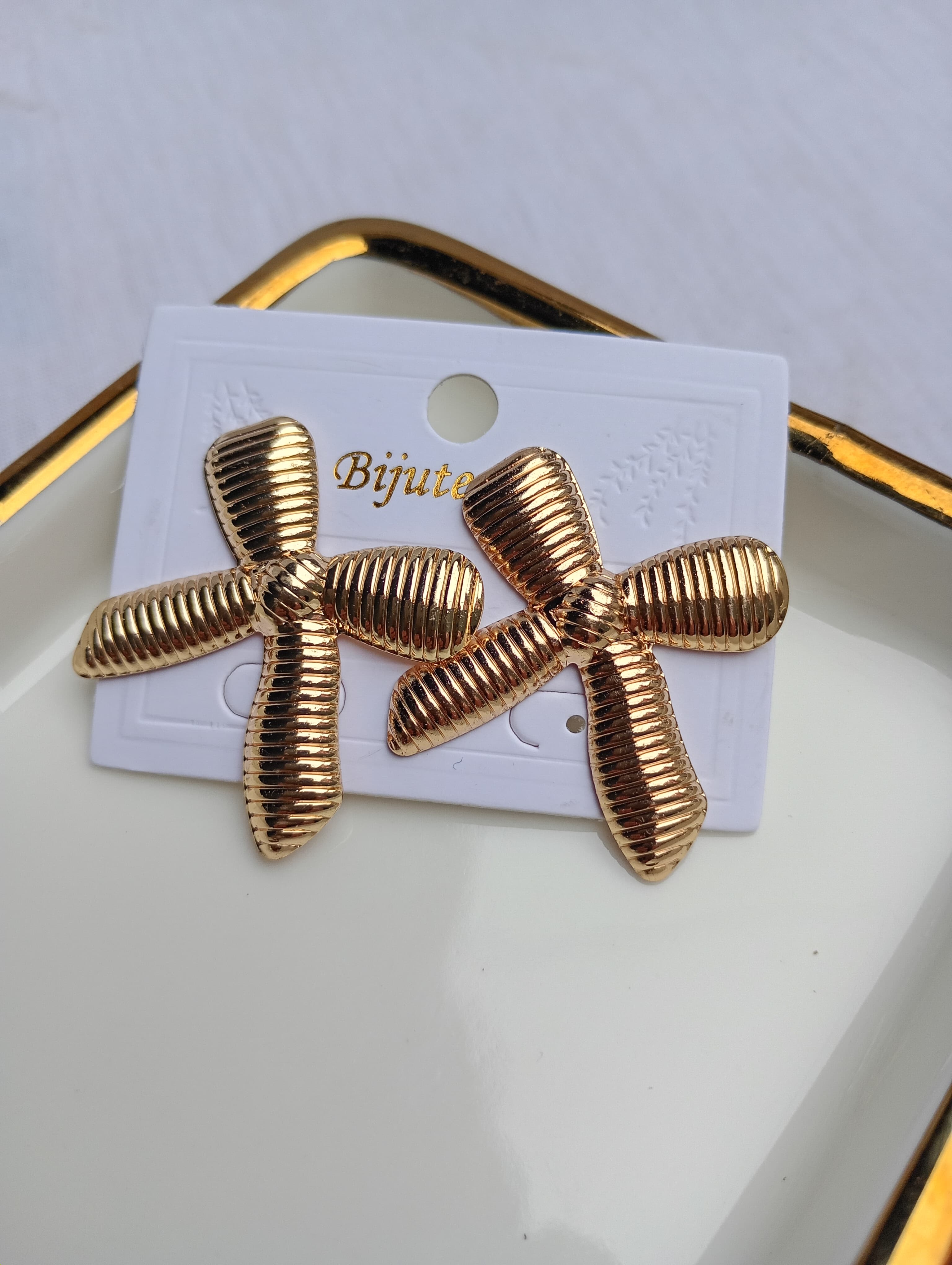brinco laço dourado — foto 1