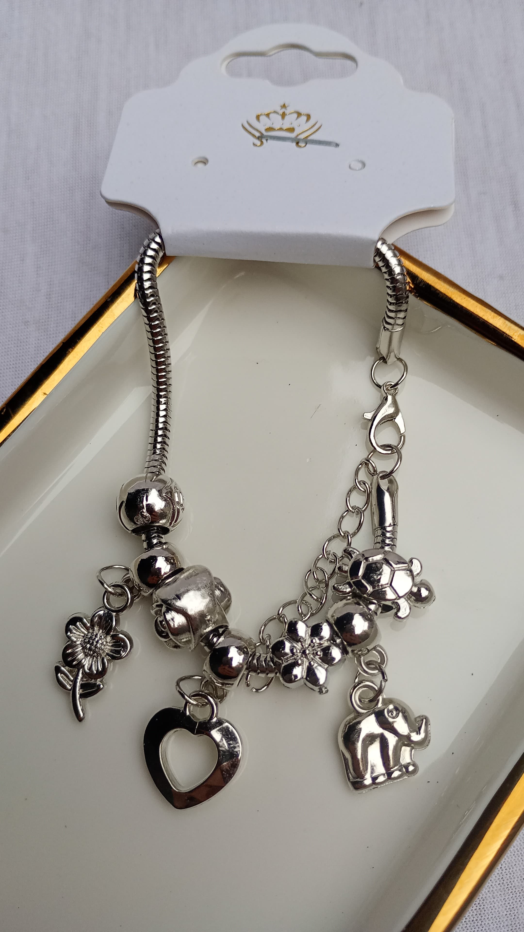 pulseira prateada berloque — foto 1