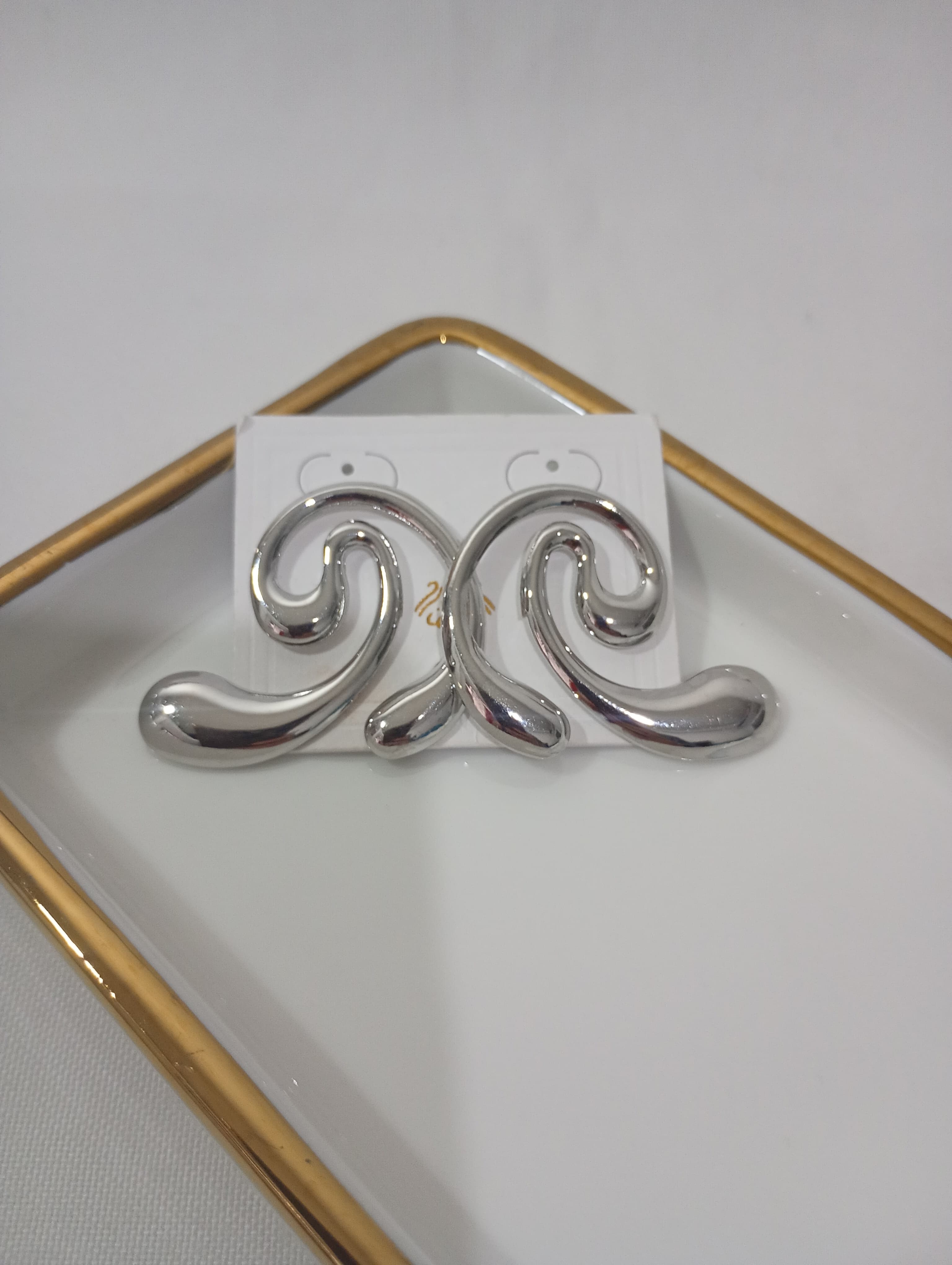 Brinco de pino com design orgânico — foto 1